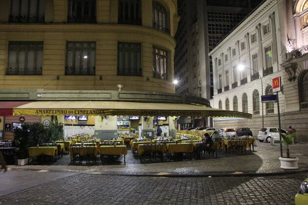 March 20, 2020, Rio De Janeiro, Rio de Janeiro, Brasil: (INT) ..Empty Rio de Janeiro at night amid Coronavirus. March 20,2020, Rio de Janeiro,Brazil:Movement in an empty city at night with many closed bars, and little traffic,where homeless people gaze the landscape this Friday night (20)...Credit: Thenews2 Rio De Janeiro Brasil - ZUMAn293 20200320_znp_n293_099 Copyright: xFaustoxMaiax