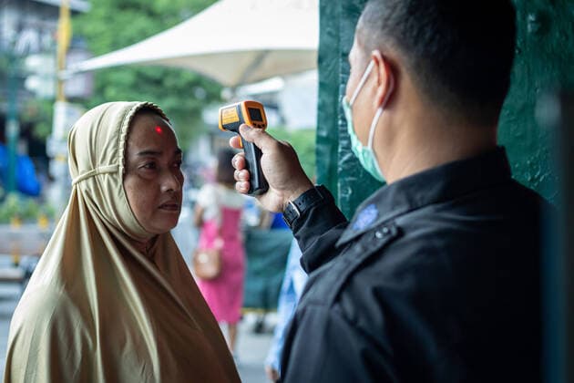Indonesia: Prevention to Coronavirus in Yogyakarta Body temperature check of visitors while entering a traditional market during the coronavirus COVID-19 pandemic. Indonesian government urges people to stay at home precautions against coronavirus. Indonesia has confirmed 369 positive, 32 deaths, and 17 recovered. Yogyakarta Special Region of Yogyakarta Indonesia Copyright: RizqullahxHamiidxSaputra