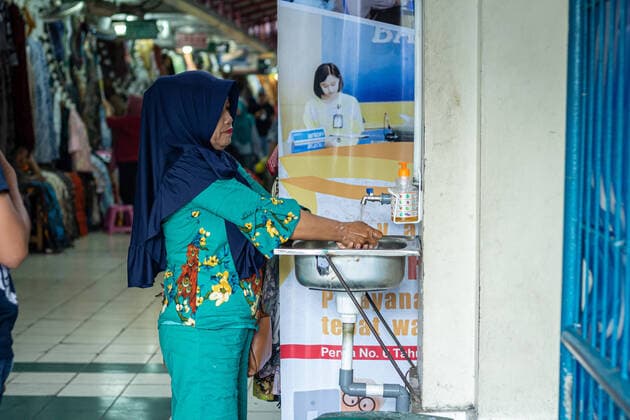 Indonesia: Prevention to Coronavirus in Yogyakarta A woman washing her hands while entering a traditional market during the coronavirus COVID-19 pandemic. Indonesian government urges people to stay at home precautions against coronavirus. Indonesia has confirmed 369 positive, 32 deaths, and 17 recovered. Yogyakarta Special Region of Yogyakarta Indonesia Copyright: RizqullahxHamiidxSaputra