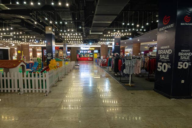 Indonesia: Prevention to Coronavirus in Yogyakarta Empty shopping mall during the coronavirus COVID-19 pandemic. Indonesian government urges people to stay at home precautions against coronavirus. Indonesia has confirmed 369 positive, 32 deaths, and 17 recovered. Yogyakarta Special Region of Yogyakarta Indonesia Copyright: RizqullahxHamiidxSaputra