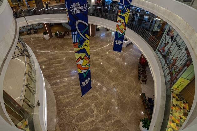 Indonesia: Prevention to Coronavirus in Yogyakarta Empty shopping mall during the coronavirus COVID-19 pandemic. Indonesian government urges people to stay at home precautions against coronavirus. Indonesia has confirmed 369 positive, 32 deaths, and 17 recovered. Yogyakarta Special Region of Yogyakarta Indonesia Copyright: RizqullahxHamiidxSaputra