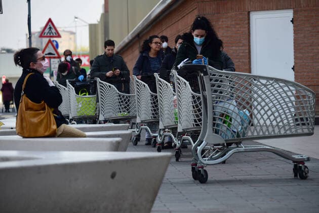 (200321) -- ROME, March 21, 2020 (Xinhua) -- People wait outside a supermarket in Bologna, Italy, March 20, 2020. Italy s Ministry of Health on Friday took the unprecedented step of closing all public parks, gardens and other open spaces, effective from Saturday. The coronavirus pandemic has claimed 4,032 lives in locked down Italy by Friday, with the number of cumulative cases reaching 47,021, according to new data released by the Civil Protection Department. (Photo by Gianni Schicchi Xinhua) ITALY-COVID-19-LOCKDOWN
