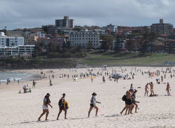 BONDI BEACH CORONAVIRUS CLOSURE, Beachgoers leave the sand after the closure of Bondi Beach this afternoon in Sydney, Saturday, March 21, 2020. Beachgoers drew condemnation yesterday when tens of thousands of people flouted social distancing rules, which have been put in place in an effort to limit the spread of COVID-19. ( NO ARCHIVING, EDITORIAL USE ONLY, NO USE IN BOOKS WITHOUT CONSENT SYDNEY NSW AUSTRALIA  Copyright: xJAMESxGOURLEYx 20200321001458561631