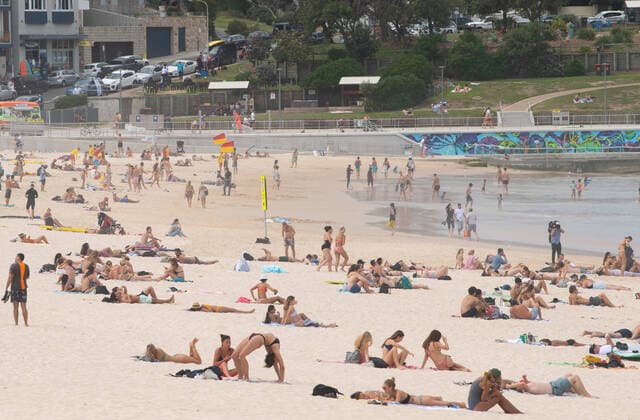 BONDI BEACH CORONAVIRUS CLOSURE, Beachgoers are seen on the sand prior to the closure of Bondi Beach in Sydney, Saturday, March 21, 2020. Beachgoers drew condemnation yesterday when tens of thousands of people flouted social distancing rules, which have been put in place in an effort to limit the spread of COVID-19. ( NO ARCHIVING, EDITORIAL USE ONLY, NO USE IN BOOKS WITHOUT CONSENT SYDNEY NSW AUSTRALIA  Copyright: xJAMESxGOURLEYx 20200321001458564207