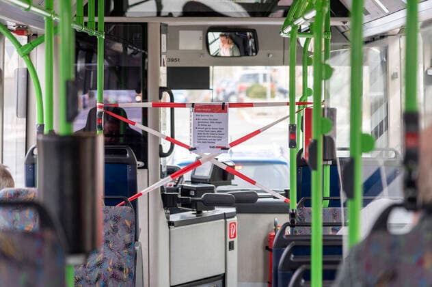 Abgesperrter Fahrerbereich in einem Bus. Massnahmen wegen das Coronavirus. Nürnberg, 20.03.2120