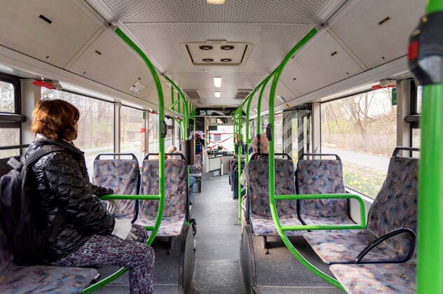 Abgesperrter Fahrerbereich in einem Bus. Massnahmen wegen das Coronavirus. Nürnberg, 20.03.2120