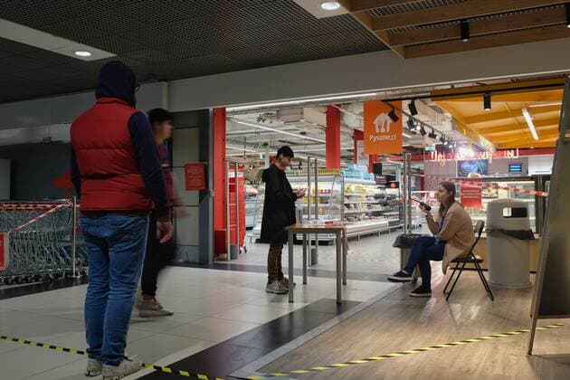 (200321) -- WARSAW, March 21, 2020 (Xinhua) -- A man wears plastic gloves before entering a supermarket in Warsaw, Poland, March 20, 2020. Polish Prime Minister Mateusz Morawiecki said on Friday that Poland has introduced a state of epidemic emergency to curb the spread of the novel coronavirus. The prime minister also announced the introduction of tougher penalties for breaking quarantine rules and affecting location-tracking of people under quarantine. The number of Poland s confirmed coronavirus cases has risen to 425 and five people died from the COVID-19, the Polish Health Ministry announced on Friday evening. (Xinhua Zhou Nan) POLAND-WARSAW-COVID-19 