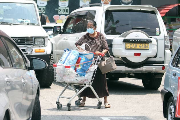 (200321) -- COLOMBO, March 21, 2020 (Xinhua) -- A woman with a trolley of goods is seen in Colombo, Sri Lanka, March 20, 2020. The government earlier Friday declared an islandwide curfew starting from 6:00 pm on Friday and will end at 6:00 am on Monday in order to prevent the further spread of the infection. The number of infected COVID-19 patients rose to 70 in Sri Lanka on Friday after 11 new patients were detected, the Health Ministry said in a statement. (Photo by Ajith Perera Xinhua) SRI LANKA-COLOMBO-COVID-19-CURFEW 