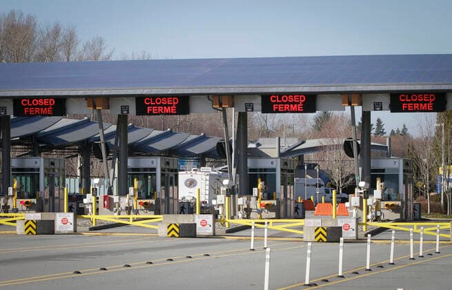 Bilder des Jahres 2020, News 03 März (200321) -- VANCOUVER, March 21, 2020 (Xinhua) -- Photo taken on March 20, 2020 shows closed counters at Canada Border Services port to Canada in Surrey, Canada. Canadian Prime Minister Justin Trudeau announced that the Canada-U.S. border will close to non-essential travel at midnight Friday and both countries will turn back asylum seekers crossing the border. (Photo by Liang Sen Xinhua) CANADA-U.S.-BORDER CLOSE-COVID-19 