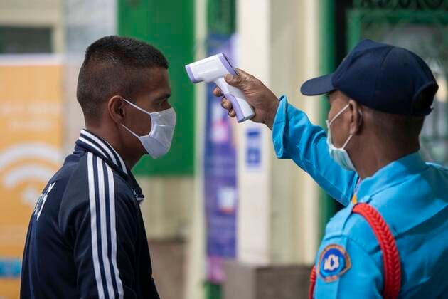 March 21, 2020, Bangkok, Bangkok, Thailand: Passengers entering Bangkok s historic Hualumphong train station have their temperature checked by security before proceeding into the station. The number of confirmed cases of Covid-19 in Thailand jumped to 411 from 322 overnight, the largest daily increase seen in the country since the start of the outbreak. Bangkok Thailand - ZUMAt128 20200321_zap_t128_006 Copyright: xAdryelxTalamantesx