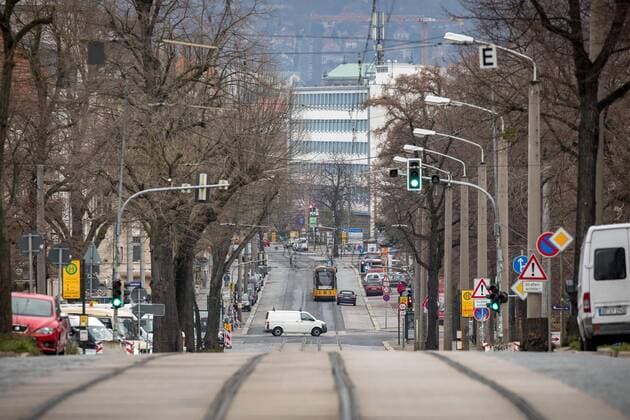 Tag 1 nach Erlass der städtischen Allgemeinverfügung mit Ausgangsbeschränkungen. Blick auf die Königsbrücker Straße stadteinwärts früh am Morgen, fotografiert aus Richtung Stauffenbergallee. 21.03.2020, Dresden, Deutschland, Äußere Neustadt, Dresden
