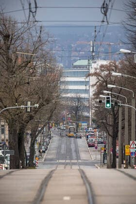 Tag 1 nach Erlass der städtischen Allgemeinverfügung mit Ausgangsbeschränkungen. Blick auf die Königsbrücker Straße stadteinwärts früh am Morgen, fotografiert aus Richtung Stauffenbergallee. 21.03.2020, Dresden, Deutschland, Äußere Neustadt, Dresden