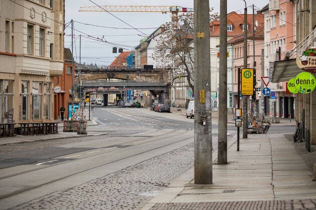 Tag 1 nach Erlass der städtischen Allgemeinverfügung mit Ausgangsbeschränkungen. Blick auf den Bischofsweg Ecke Königsbrücker Straße früh am Morgen. 21.03.2020, Dresden, Deutschland, Äußere Neustadt, Dresden