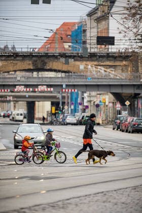 Tag 1 nach Erlass der städtischen Allgemeinverfügung mit Ausgangsbeschränkungen. Blick auf den Bischofsweg früh am Morgen. Papa mit Kindern und Hund überquert sie Straße. 21.03.2020, Dresden, Deutschland, Äußere Neustadt, Dresden