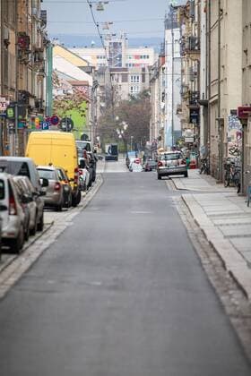 Tag 1 nach Erlass der städtischen Allgemeinverfügung mit Ausgangsbeschränkungen. Blick auf die Alaunstraße Richtung Albertplatz früh am Morgen, fotografiert vom Alaunpark aus. 21.03.2020, Dresden, Deutschland, Äußere Neustadt, Dresden