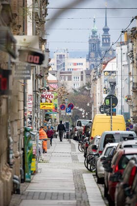 Tag 1 nach Erlass der städtischen Allgemeinverfügung mit Ausgangsbeschränkungen. Blick auf die Alaunstraße Richtung Albertplatz früh am Morgen, fotografiert vom Alaunpark aus. 21.03.2020, Dresden, Deutschland, Äußere Neustadt, Dresden