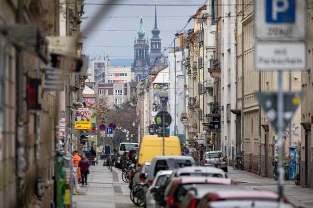News Bilder des Tages Tag 1 nach Erlass der städtischen Allgemeinverfügung mit Ausgangsbeschränkungen. Blick auf die Alaunstraße Richtung Albertplatz früh am Morgen, fotografiert vom Alaunpark aus. 21.03.2020, Dresden, Deutschland, Äußere Neustadt, Dresden