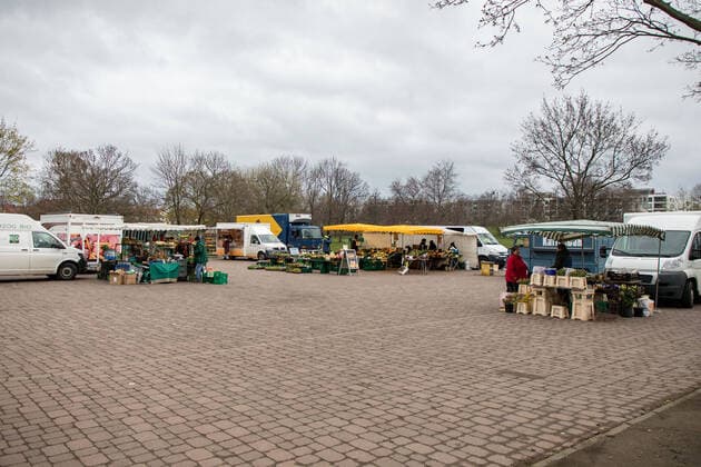 Tag 1 nach Erlass der städtischen Allgemeinverfügung mit Ausgangsbeschränkungen. Markt am Alaunpark früh am Morgen. 21.03.2020, Dresden, Deutschland, Äußere Neustadt, Dresden