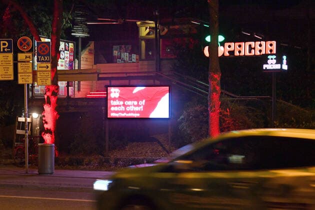 Themenbild Corona Pandemie:Bayern beschliesst Ausgangsbeschraenkung. Geschlossener Club PACHA in Muenchen am spaeten Abend vor Verhaengung der Ausgangsbeschraenkung am 20.03.2020.Leuchtschild:TAKE CARE OF EACH OTHER!