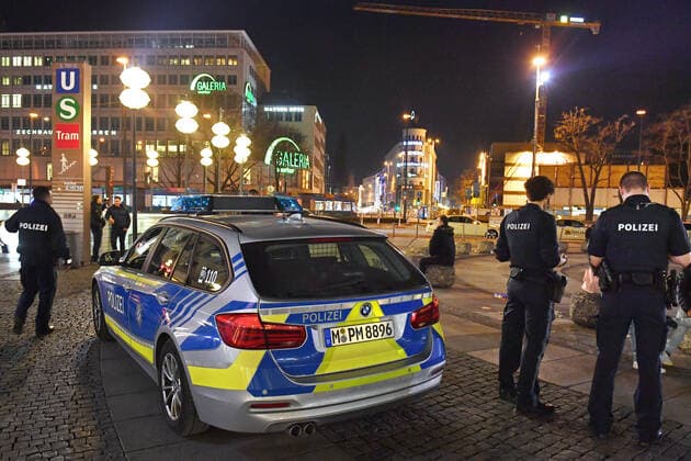 Themenbild Corona Pandemie:Bayern beschliesst Ausgangsbeschraenkung. Polizei,Polizisten,Polizeiautos stehen am Stachus (Karlsplatz) in Muenchen am spaeten Abend vor Verhaengung der Ausgangsbeschraenkung am 20.03.2020 und verhindern groessere Menschenansammlungen.