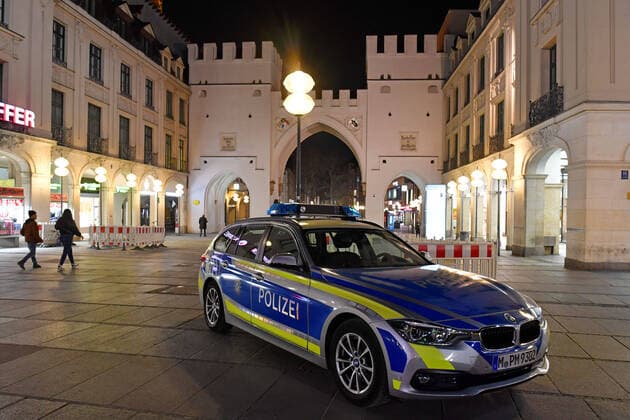 Themenbild Corona Pandemie:Bayern beschliesst Ausgangsbeschraenkung. Polizei,Polizisten,Polizeiauto am Stachus (Karlsplatz) in Muenchen,Fussgaengerzone Neuhauserstrasse am spaeten Abend vor Verhaengung der Ausgangsbeschraenkung am 20.03.2020. Vereinzelt sind noch Menschen unterwegs.