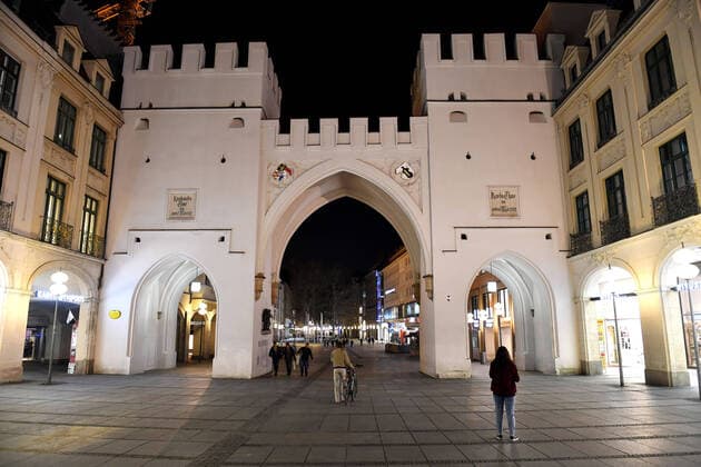 Themenbild Corona Pandemie:Bayern beschliesst Ausgangsbeschraenkung. Stachus (Karlsplatz) in Muenchen mit Blick in die Neuhauser Strasse,Fussgaengerzone am spaeten Abend vor Verhaengung der Ausgangsbeschraenkung am 20.03.2020 Vereinzelt sind noch Fussgaenger,Menschen unterwegs.