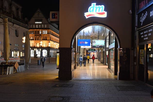 Themenbild Corona Pandemie:Bayern beschliesst Ausgangsbeschraenkung. Fussgaengerzone, Neuhauser Strasse,Kaufingerstrasse in Muenchen am spaeten Abend vor Verhaengung der Ausgangsbeschraenkung am 20.03.2020 Vereinzelt sind noch Fussgaenger,Menschen unterwegs.
