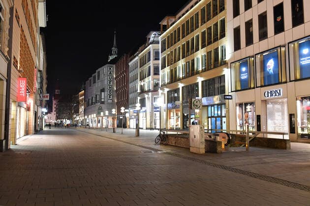 Themenbild Corona Pandemie:Bayern beschliesst Ausgangsbeschraenkung. Fussgaengerzone, Neuhauser Strasse,Kaufingerstrasse in Muenchen am spaeten Abend vor Verhaengung der Ausgangsbeschraenkung am 20.03.2020 Vereinzelt sind noch Fussgaenger,Menschen unterwegs.