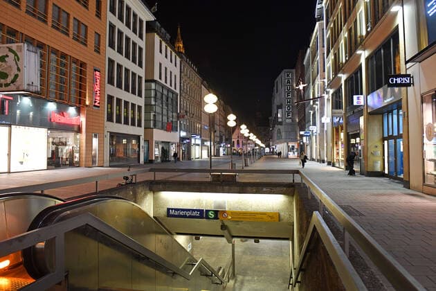 Themenbild Corona Pandemie:Bayern beschliesst Ausgangsbeschraenkung. Abgang zu U-und S-Bahn am Marienplatz. Fussgaengerzone, Neuhauser Strasse,Kaufingerstrasse in Muenchen am spaeten Abend vor Verhaengung der Ausgangsbeschraenkung am 20.03.2020.