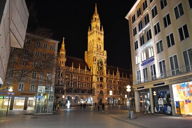 Themenbild Corona Pandemie:Bayern beschliesst Ausgangsbeschraenkung. Blick auf den Marienplatz und das Rathaus, Fussgaengerzone in Muenchen am spaeten Abend vor Verhaengung der Ausgangsbeschraenkung am 20.03.2020. Vereinzelt sind noch Menschen unterwegs.