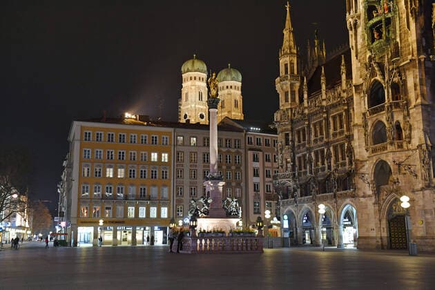 Themenbild Corona Pandemie:Bayern beschliesst Ausgangsbeschraenkung. Blick auf den Marienplatz und das Rathaus, Fussgaengerzone n Muenchen am spaeten Abend vor Verhaengung der Ausgangsbeschraenkung am 20.03.2020. Vereinzelt sind noch Menschen unterwegs.
