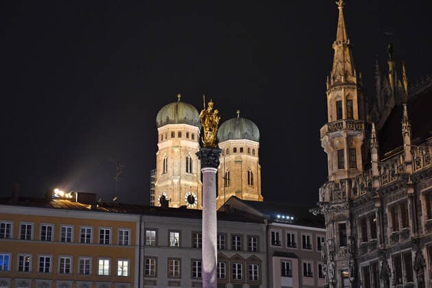 Themenbild Corona Pandemie:Bayern beschliesst Ausgangsbeschraenkung. Marienplatz mt Mariensaeule und d en Tuermen der Frauenkirche n Muenchen am spaeten Abend vor Verhaengung der Ausgangsbeschraenkung am 20.03.2020.