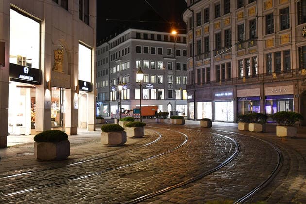 Themenbild Corona Pandemie:Bayern beschliesst Ausgangsbeschraenkung. Menschenleere Fussgaengerzone in der Perusastrasse n Muenchen am spaeten Abend vor Verhaengung der Ausgangsbeschraenkung am 20.03.2020