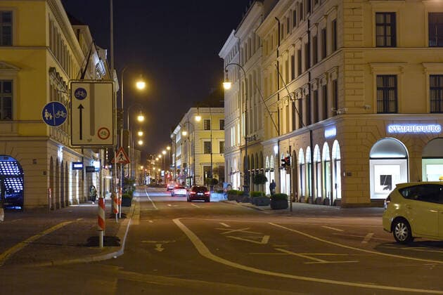 Themenbild Corona Pandemie:Bayern beschliesst Ausgangsbeschraenkung. Nur wenige Autos und Taxis fahren auf Brienner Strasse in Muenchen am spaeten Abend vor Verhaengung der Ausgangsbeschraenkung am 20.03.2020