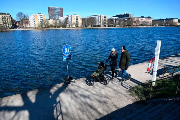 Ensretning ved Soeerne i Koebenhavn, loerdag den 21. marts 2020. Skiltning ved Soeerne i Koebenhavn viser ensretning for gaaende paa stierne. Omraadet er et af de steder, som har paakaldt sig myndighedernes opmaerksomhed i forbindelse med myndighedernes forsamlingsforbud og retningslinjer for afstand mellem mennesker.. , Copenhagen Danmark Copyright: PhilipxDavalix cop107 spdk20200321-100700-L