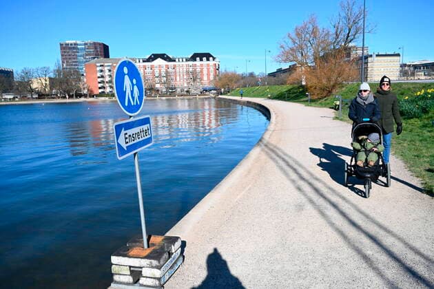 Ensretning ved Soeerne i Koebenhavn, loerdag den 21. marts 2020. Skiltning ved Soeerne i Koebenhavn viser ensretning for gaaende paa stierne. Omraadet er et af de steder, som har paakaldt sig myndighedernes opmaerksomhed i forbindelse med myndighedernes forsamlingsforbud og retningslinjer for afstand mellem mennesker.. , Copenhagen Danmark Copyright: PhilipxDavalix cop107 spdk20200321-100707-L