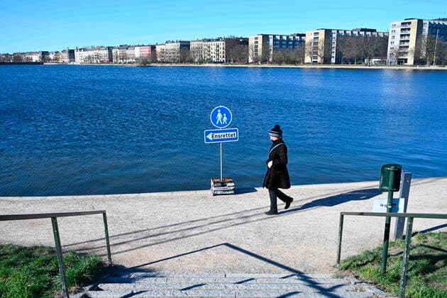 Ensretning ved Soeerne i Koebenhavn, loerdag den 21. marts 2020. Skiltning ved Soeerne i Koebenhavn viser ensretning for gaaende paa stierne. Omraadet er et af de steder, som har paakaldt sig myndighedernes opmaerksomhed i forbindelse med myndighedernes forsamlingsforbud og retningslinjer for afstand mellem mennesker.. , Copenhagen Danmark Copyright: PhilipxDavalix cop107 spdk20200321-100714-L