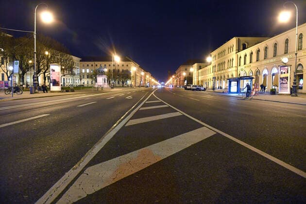Themenbild Corona Pandemie:Bayern beschliesst Ausgangsbeschraenkung. Blick auf leere Leopoldstrasse in Muenchen in Richtung Norden am spaeten Abend vor Verhaengung der Ausgangsbeschraenkung am 20.03.2020. Wenige Taxis stehen am Strassenrand.