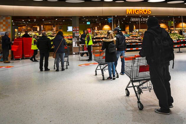Migros Kunden beim Anstehen, Sursee, Schweiz, 21.03.2020