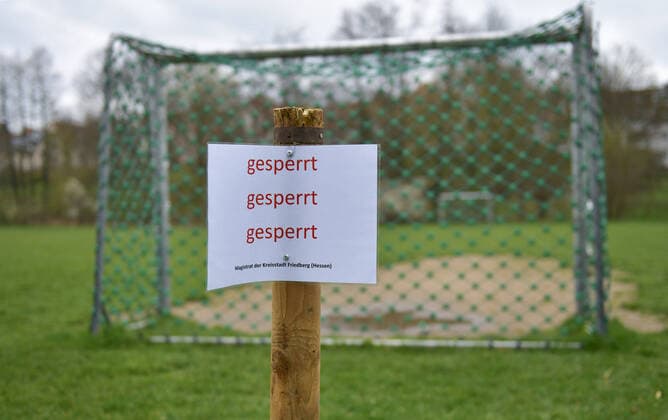 21.03.2020, xblx, gesperrter Sportplatz auf der Seewiese in Friedberg Friedberg
