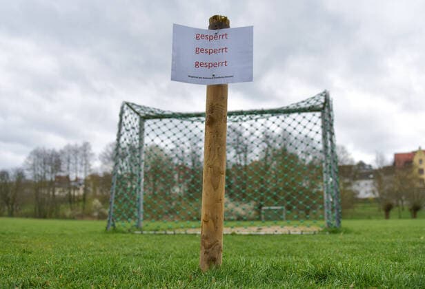 21.03.2020, xblx, gesperrter Sportplatz auf der Seewiese in Friedberg Friedberg
