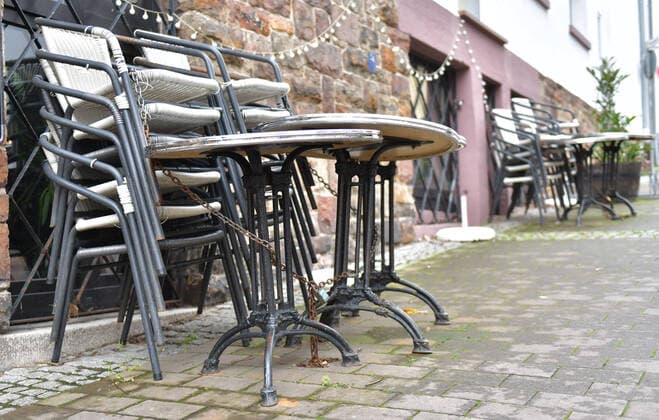 21.03.2020, xblx, weggeräumte Tische und Stühle vor einem Cafe in Friedberg Friedberg