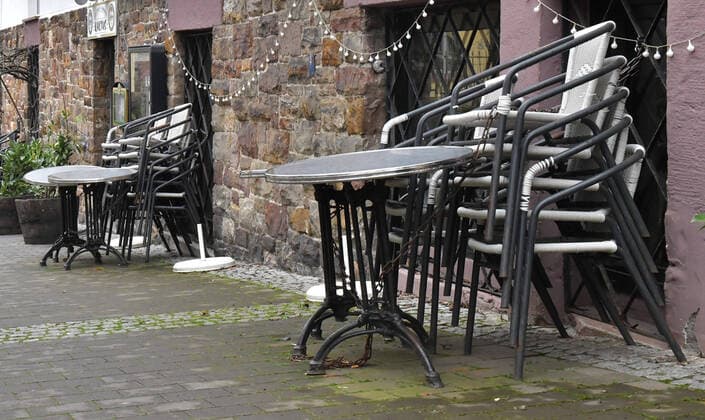 21.03.2020, xblx, weggeräumte Tische und Stühle vor einem Cafe in Friedberg Friedberg