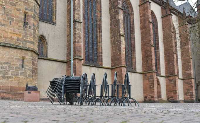 21.03.2020, xblx, weggeräumte Tische und Stühle vor einem Cafe in Friedberg Friedberg