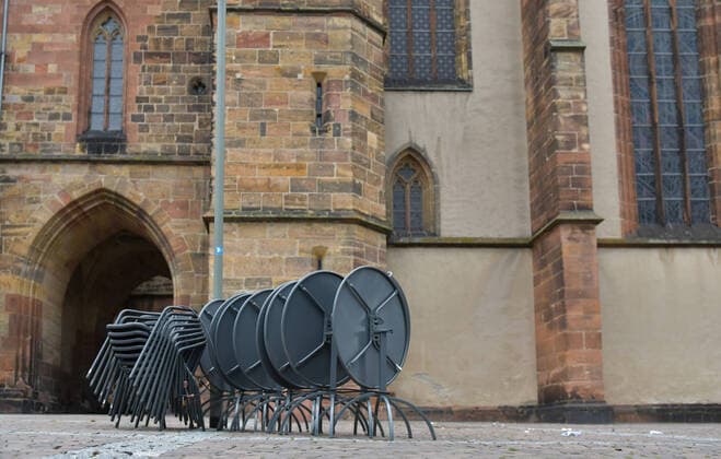 21.03.2020, xblx, weggeräumte Tische und Stühle vor einem Cafe in Friedberg Friedberg