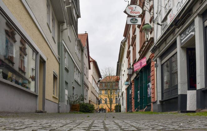 21.03.2020, xblx, menschenleere Gasse in der Innenstadt von Friedberg Friedberg