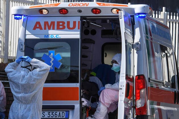 Paramedical opens the ambulance out emergency room of the Cotugno hospital in Naples where the Coronavirus COVID-19 patient.  Copyright: xSalvatorexLaportax xIPAx xKontrolabx