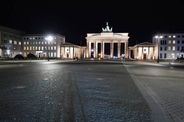 20.03.2020,Berlin,Deutschland,GER, Pariser Platz, Brandenburger Tor am Abend, um 19.33 Uhr ist der Platz menschenleer bedingt durch die Corona Pandemie.