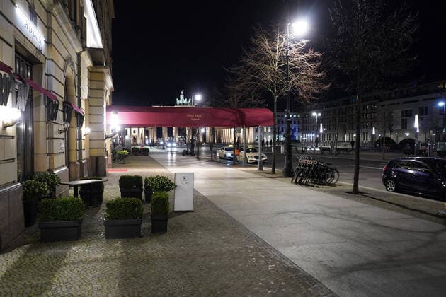 20.03.2020,Berlin,Deutschland,GER, Hotel Adlon, Pariser Platz, Brandenburger Tor am Abend, um 19.33 Uhr ist der Platz menschenleer bedingt durch die Corona Pandemie.