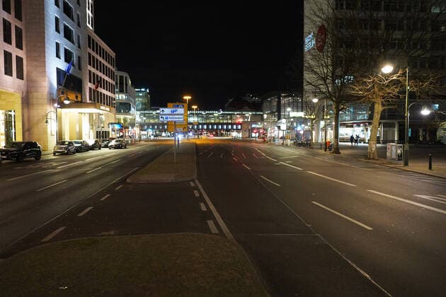 20.03.2020,Berlin,Deutschland,GER, Bahnhof Zoo,die Hardenbergstrasse ist menschenleer bedingt durch die Corona Pandemie.
